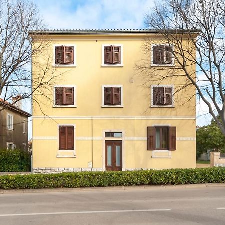 Apartment Roze Ровин Екстериор снимка