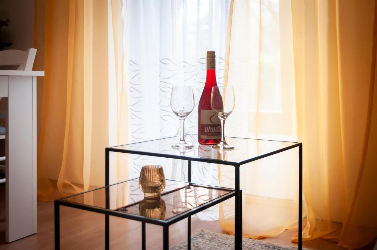 Apartment Roze Ровин Екстериор снимка