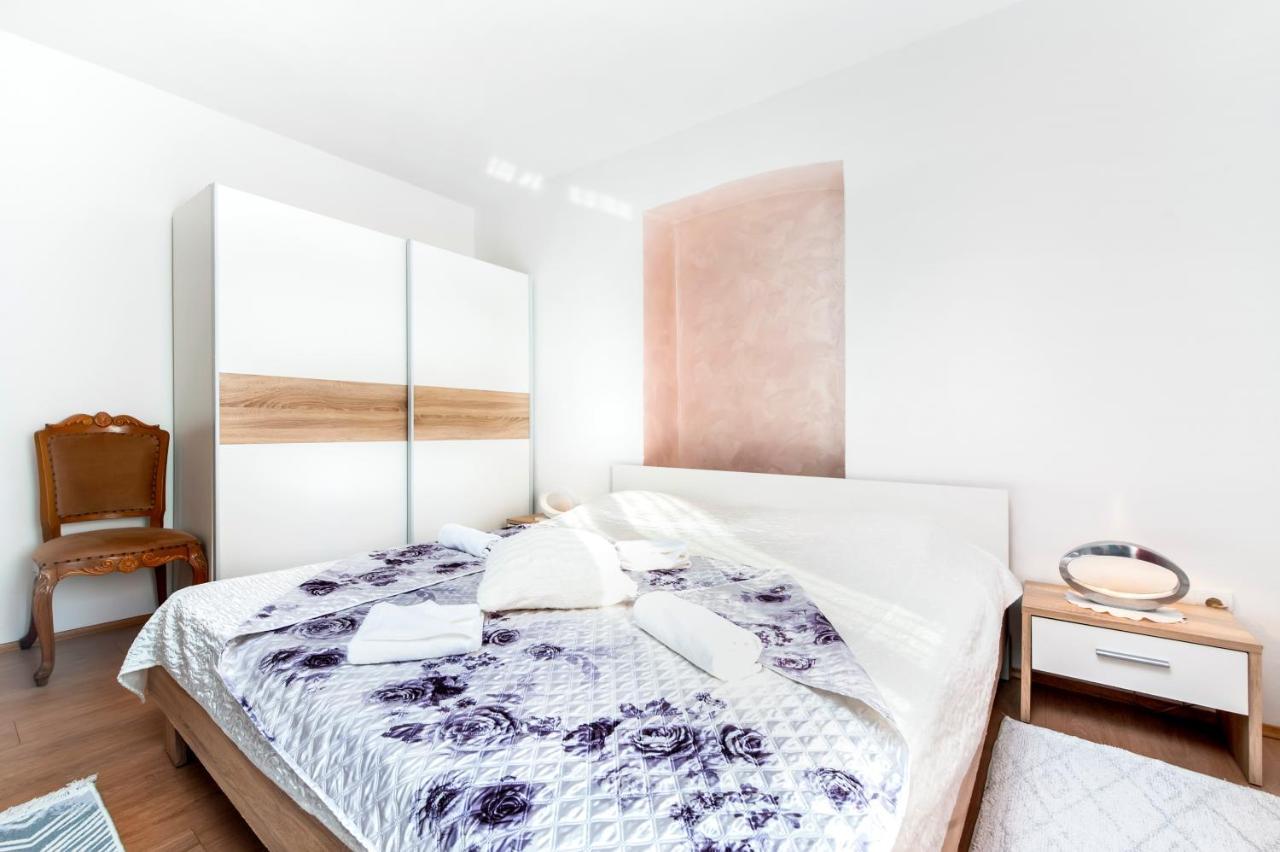 Apartment Roze Ровин Екстериор снимка