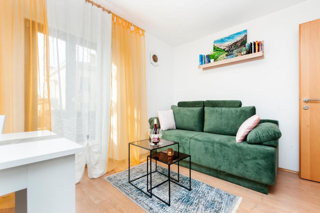 Apartment Roze Ровин Екстериор снимка