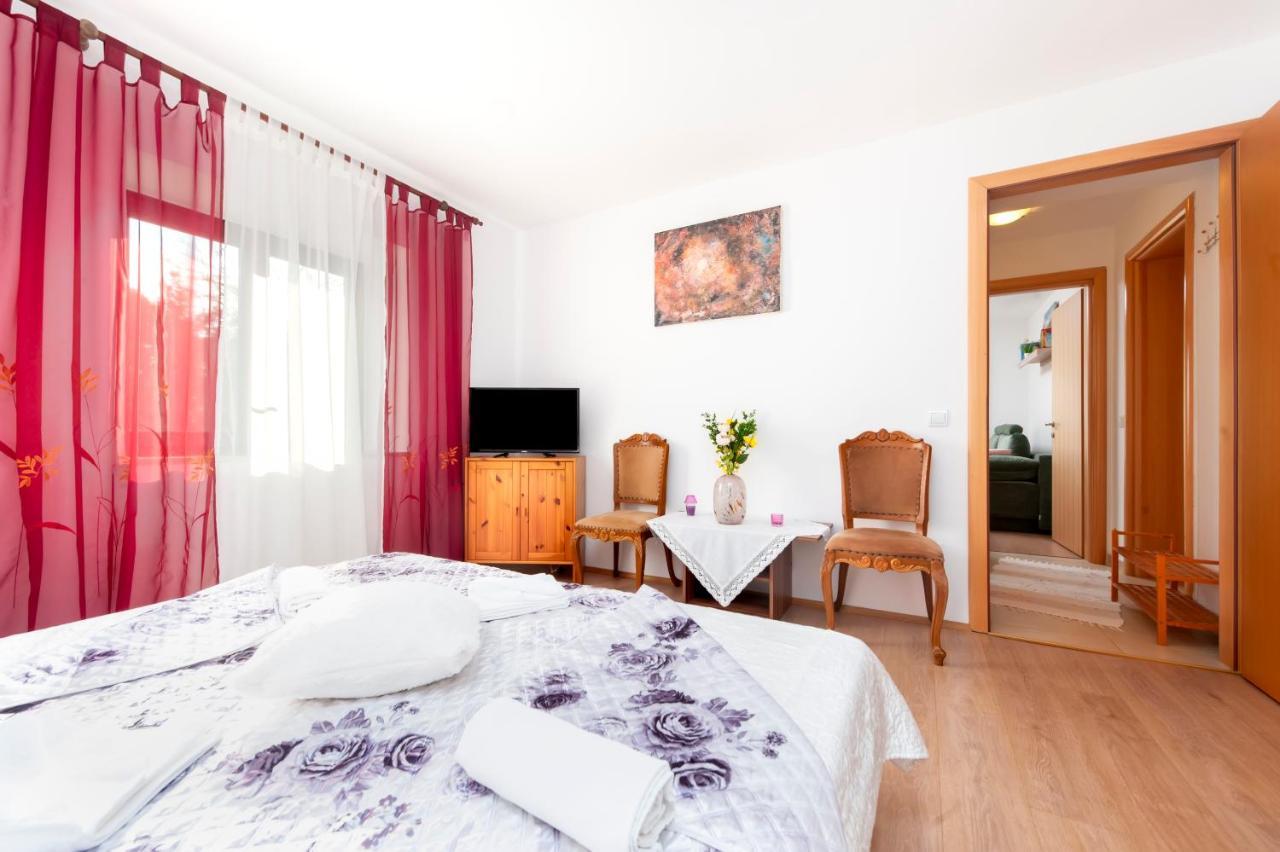 Apartment Roze Ровин Екстериор снимка