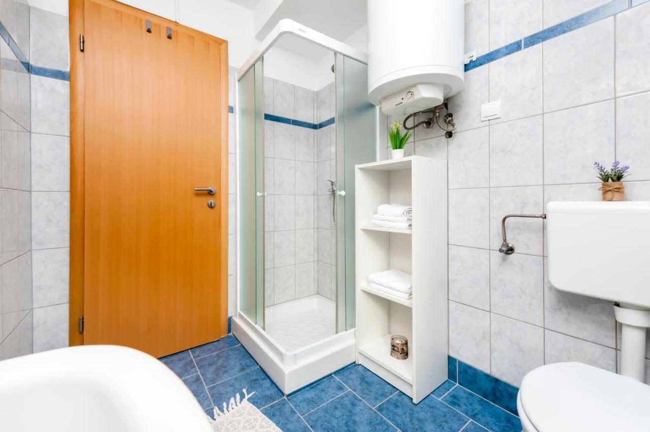 Apartment Roze Ровин Екстериор снимка